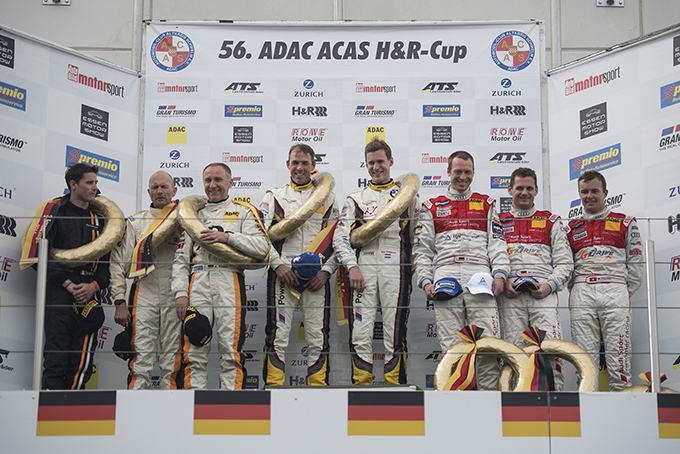 Nick Catsburg pakt met zijn teamgenoot de overwinning op de Nordschleife